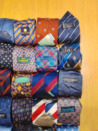 E) 25 cravatte top brand
