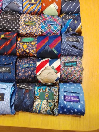 E) 25 cravatte top brand