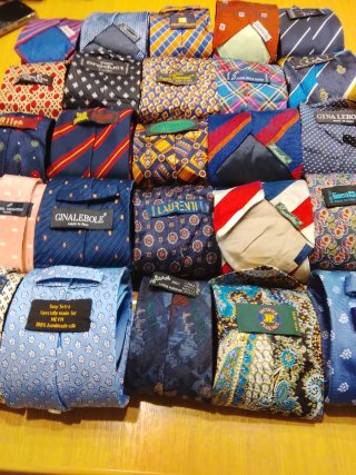 E) 25 cravatte top brand