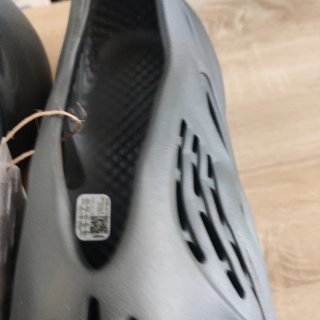 Yeezy Foam Runner Carbon