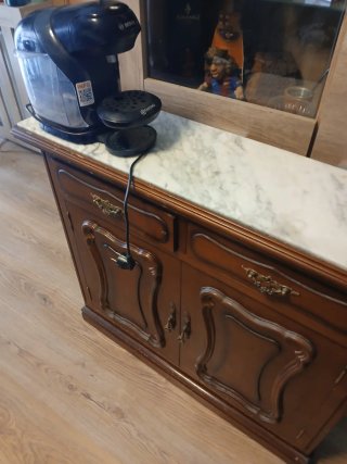 Mueble de madera con tapa de mármol