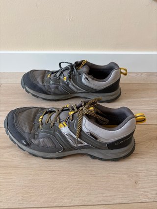 Zapatos de senderismo grises y amarillos