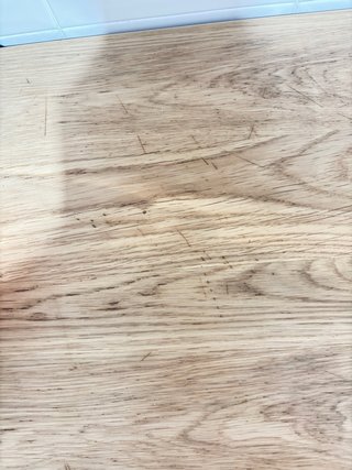 Mesa de cocina y 4 sillas blancas
