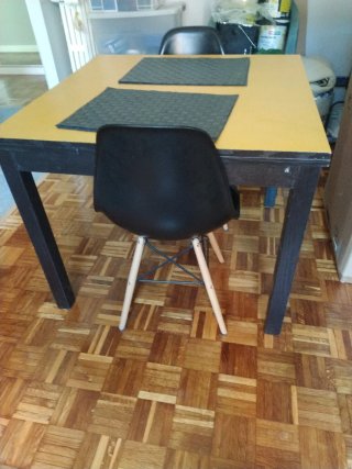 Mesa Comedor Amarilla y 2 Sillas Negras