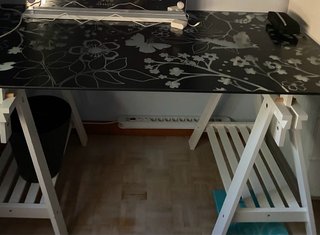 Mesa de cristal con patas de maderay crisral negro