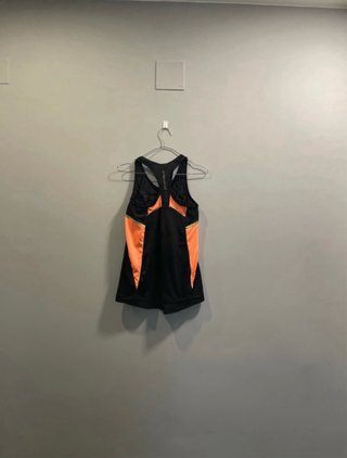 Camiseta deportiva Domyos negra y naranja