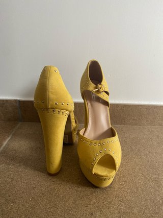 Zapatos de tacón amarillos con tachuelas