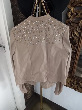 Cazadora de piel beige con tachuelas