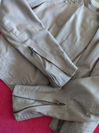 Cazadora de piel beige con tachuelas