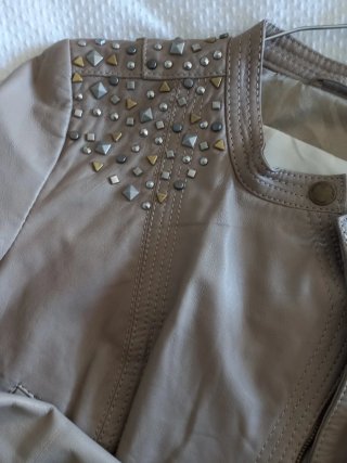 Cazadora de piel beige con tachuelas