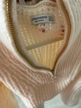 Jersey Stradivarius beige con cremallera