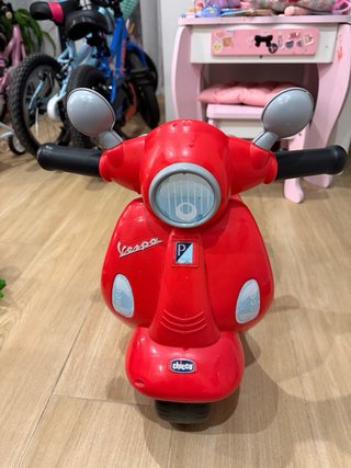 Moto Vespa Chicco Roja y Negra.