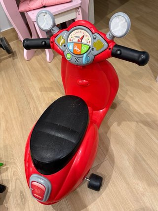 Moto Vespa Chicco Roja y Negra.