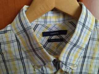 Camisa de vestir a cuadros con fondo blanco .