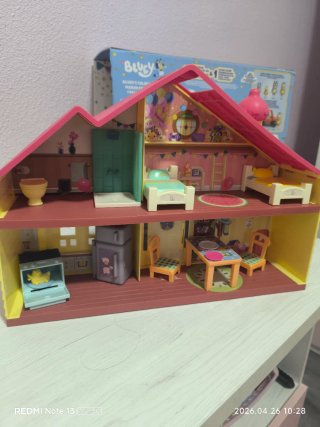 Casa de Bluey con caja.