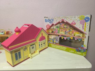 Casa de Bluey con caja.