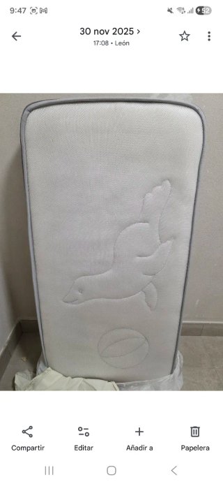 Cuna de madera con osito