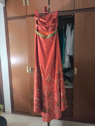 Vestido de fiesta naranja con flores