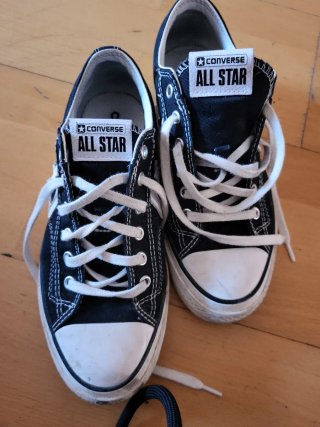 Zapatillas Converse Negras y Blancas