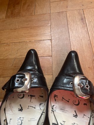 Zapatos de tacón bajo Sara Navarro de piel