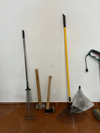 Var herramientas de campo: rastrillo, azada horca