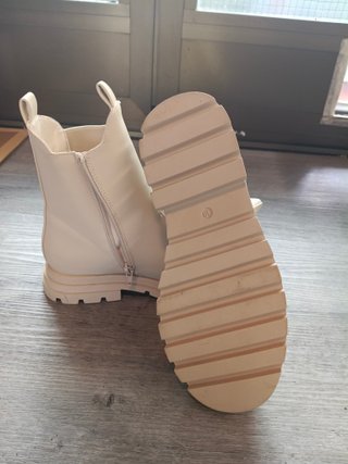 Botas beige estilo Chelsea