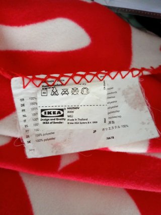 Manta IKEA roja y blanca