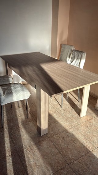 Mesa y 4 sillas comedor