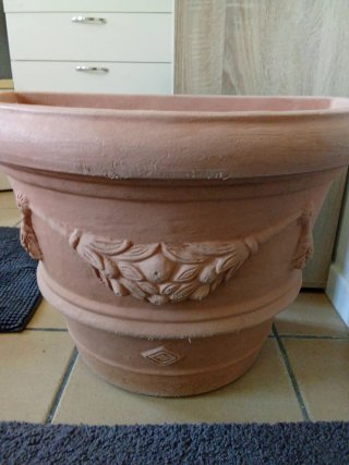 Vaso grande in resina decorato