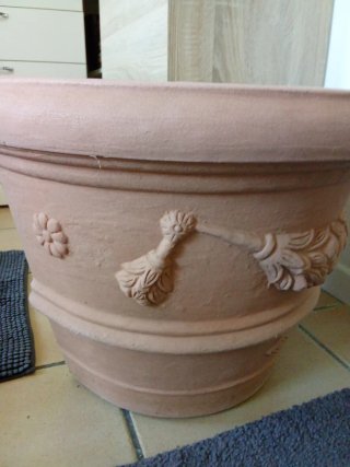 Vaso grande in resina decorato