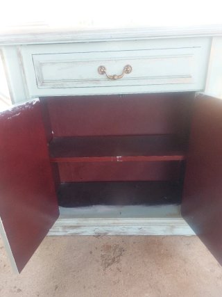 Mueble azul y dorado de madera
