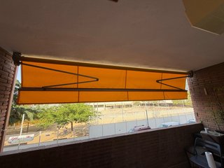 Toldo naranja y amarillo de 4.60 de largo.
