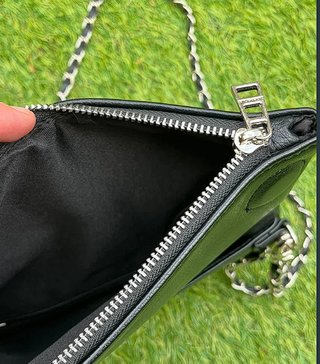 Bolso de mano negro con cadena