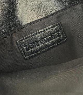 Bolso de mano negro con cadena