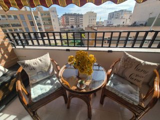 Conjunto mesa y 2 sillas de mimbre