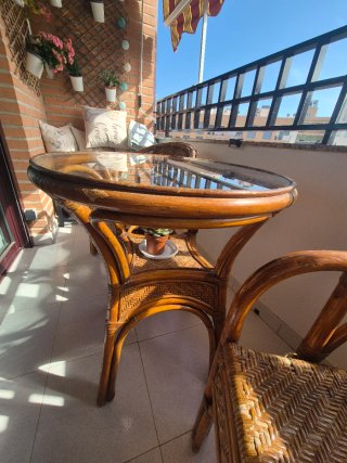Conjunto mesa y 2 sillas de mimbre