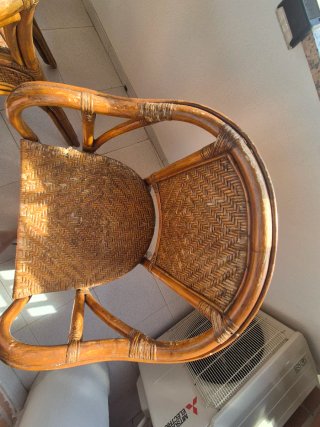 Conjunto mesa y 2 sillas de mimbre