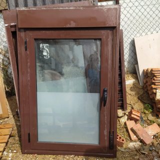 Ventana aluminio marrón RAL 8017