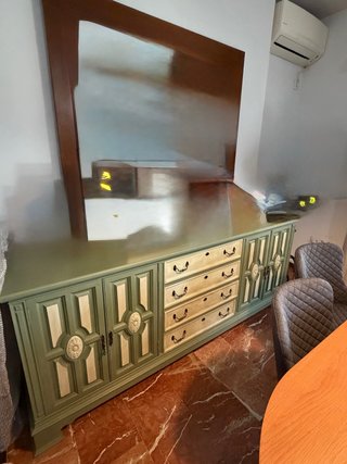 Cómoda de madera verde y beige