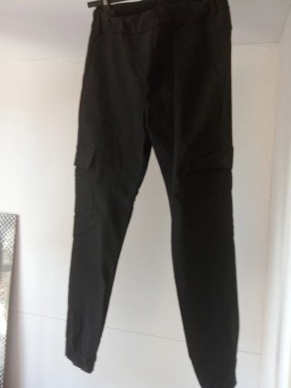 Pantaloni cargo neri con tasche elasticizzato