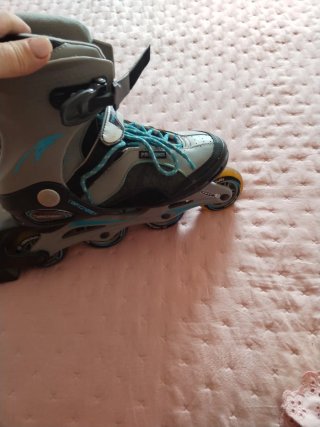 Patines en línea grises y negros