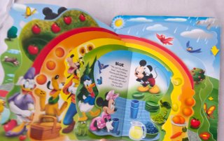 Libro en inglés Mickey los colores del arcoiris