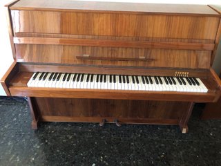 Piano de pared Cherny