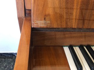 Piano de pared Cherny