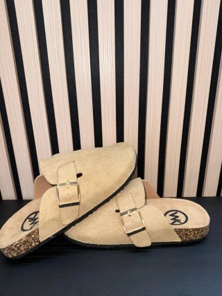 Zuecos casuales beige con hebilla dorada