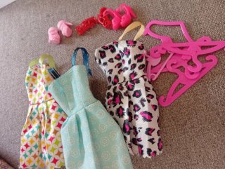 Accesorios para muñecas: vestidos y zapatos
