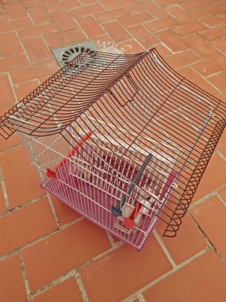 Jaula para pájaros rosa y blanca