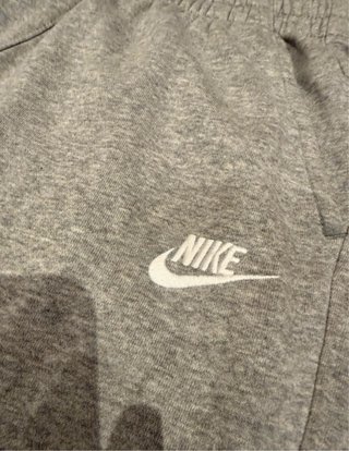 Pantalón de chandal Nike gris Talla M niños 147cm