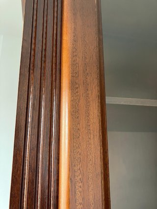 Vitrina de salón de madera con puertas de cristal