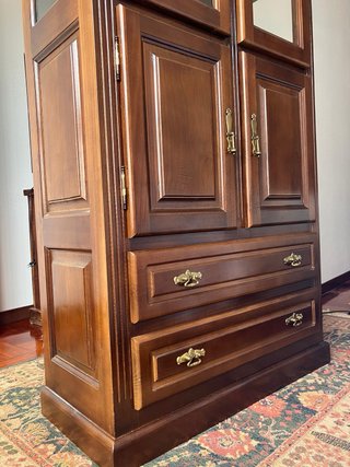 Vitrina de salón de madera con puertas de cristal